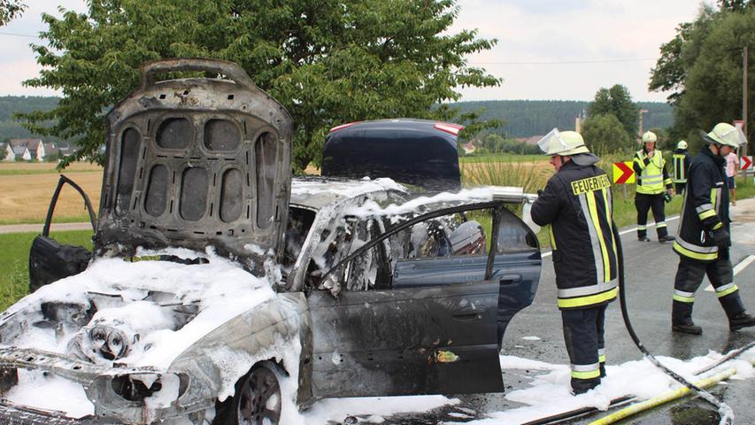 Gas-Auto brennt wegen verlorenem Benzinkanister aus