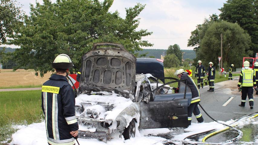 Gas-Auto brennt wegen verlorenem Benzinkanister aus