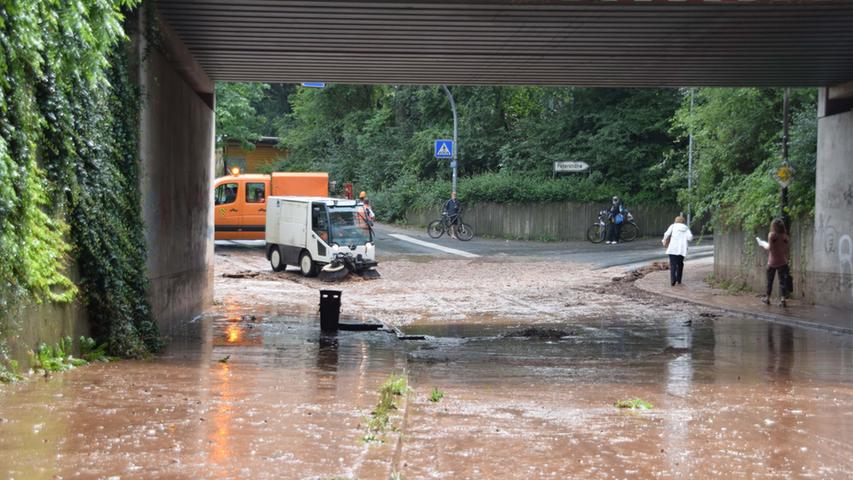 Oberasbacher Unterführung stand unter Wasser