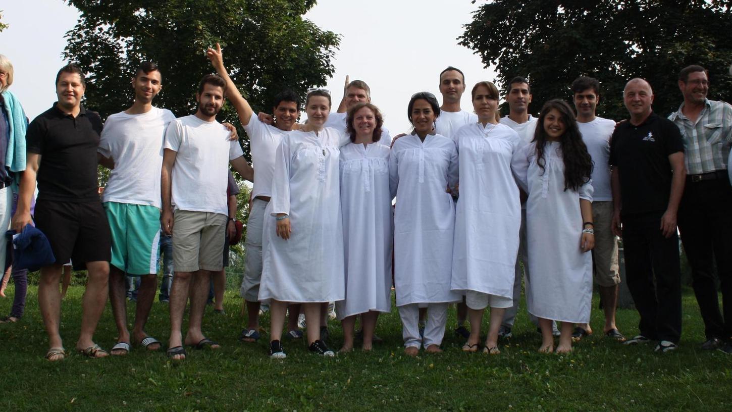 Freude über den besonderen Tag: Die zwölf Täuflinge mit den Leitungsmitgliedern der Evangelischen Freikirche Ecclesia Neumarkt.