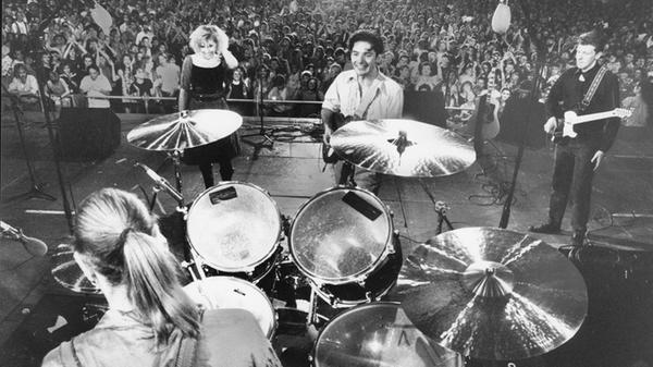 Das Nürnberger Bardentreffen war wie hier beim Konzert der Berliner Band "Poems for Laila" 1989 im Burggraben hoffnungslos überfüllt.
