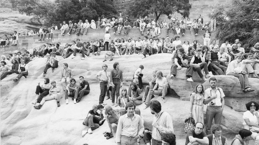 1980 saßen bereits hunderte Zuhörer am Ölberg und auf der Mauer unterhalb der Nürnberger Burg. Die Frisuren waren damals noch anders, aber das Interesse am Bardentreffen ist geblieben.