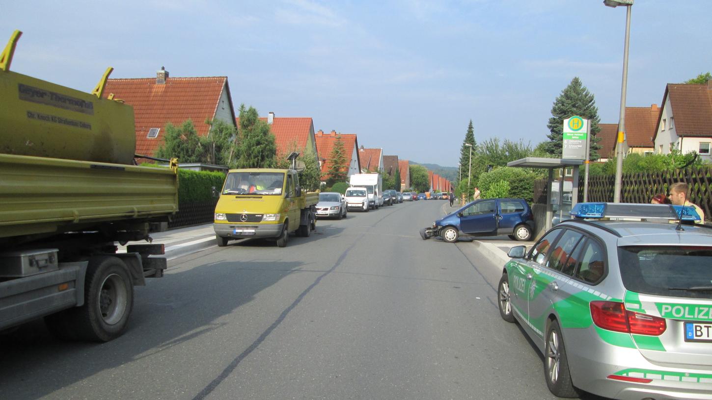 Lenkrad blockiert: Renault rutscht über Straße