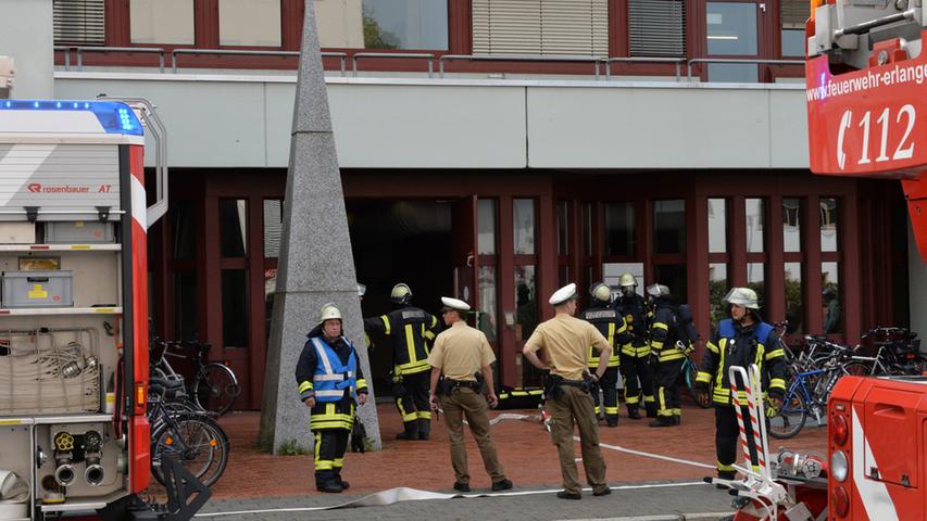 Am Mittwochnachmittag ging bei der Feuerwehr Erlangen die Meldung ein, dass es im Chemielabor der Universität brennt.