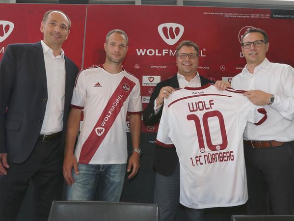 Viererkette der etwas anderen Art: Sportfive-Vertreter Christian Jäger, Club-Kapitän Jan Polak, Möbel-Boss Markus Wolf und FCN-Sportvorstand Martin Bader (von links nach rechts) freuen sich über den Vertragsabschluss.