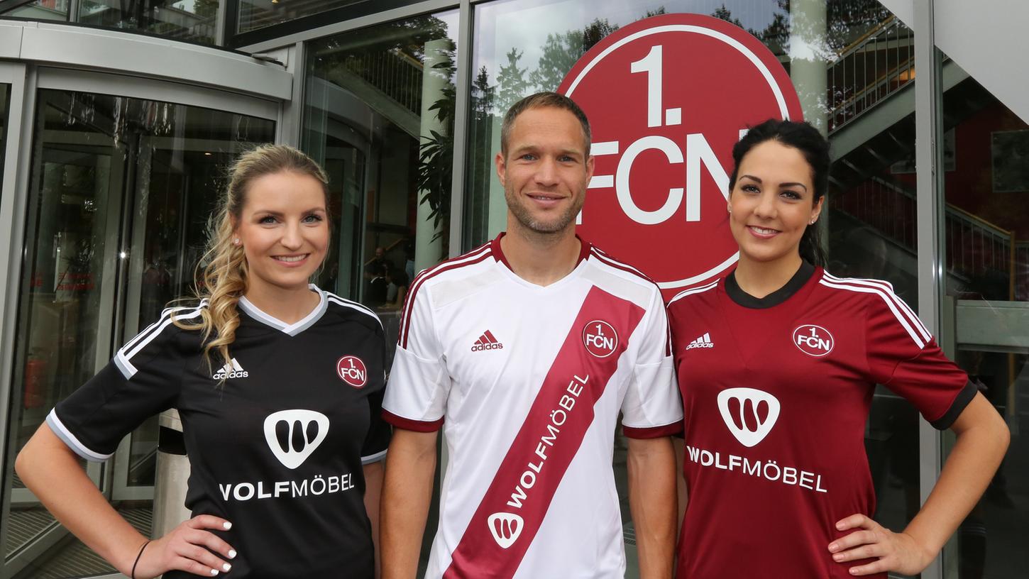 Der Club zeigt seine Brust: Jan Polak (Mitte) und zwei Models zeigen die Club-Trikots mit dem neuen Sponsor-Aufdruck.