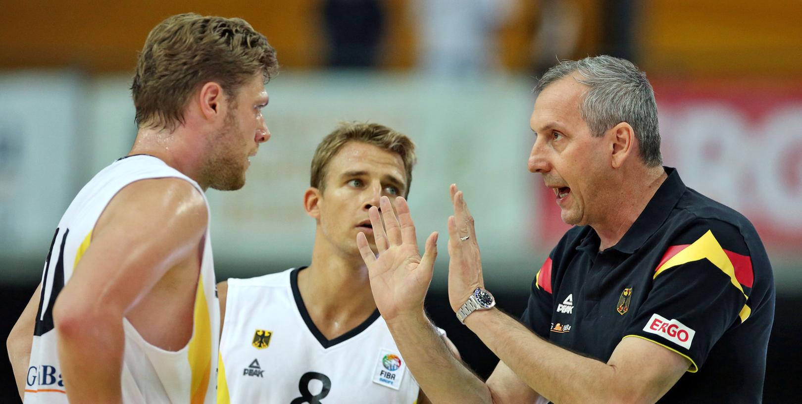 Bundestrainer Emir Mutapcic (rechts) fährt 2015 mit der Basketball Nationalmannschaft zur Europameisterschaft.