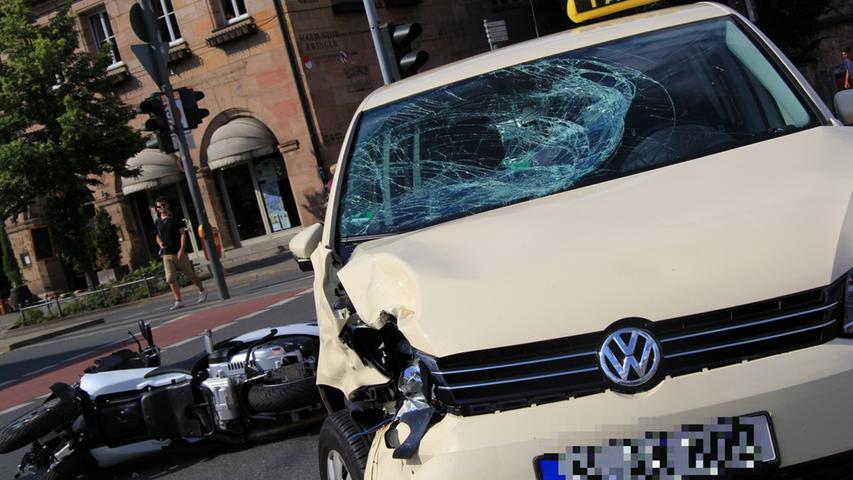 Taxi erfasst Rollerfahrer in Nürnberg: Lebensgefährlich verletzt