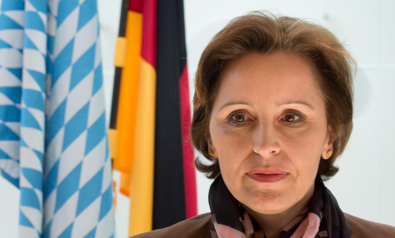 Jetzt will ihr die Opposition an den Kragen: Im Landtag wird eine Sondersitzung zur Affäre von Staatskanzleiministerin Christine Haderthauer gefordert.