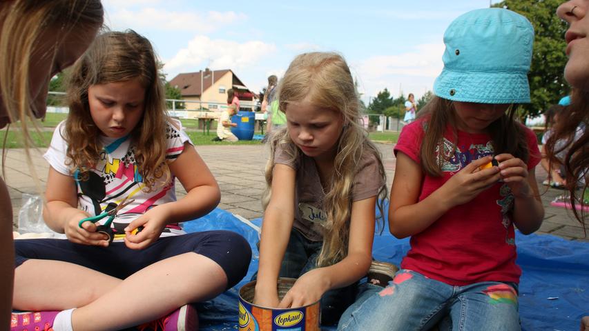 Rother Ferienkinder machen im und am KJR-Spielbus Musik