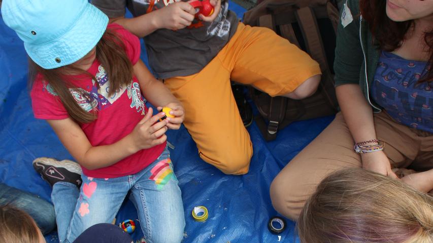Rother Ferienkinder machen im und am KJR-Spielbus Musik