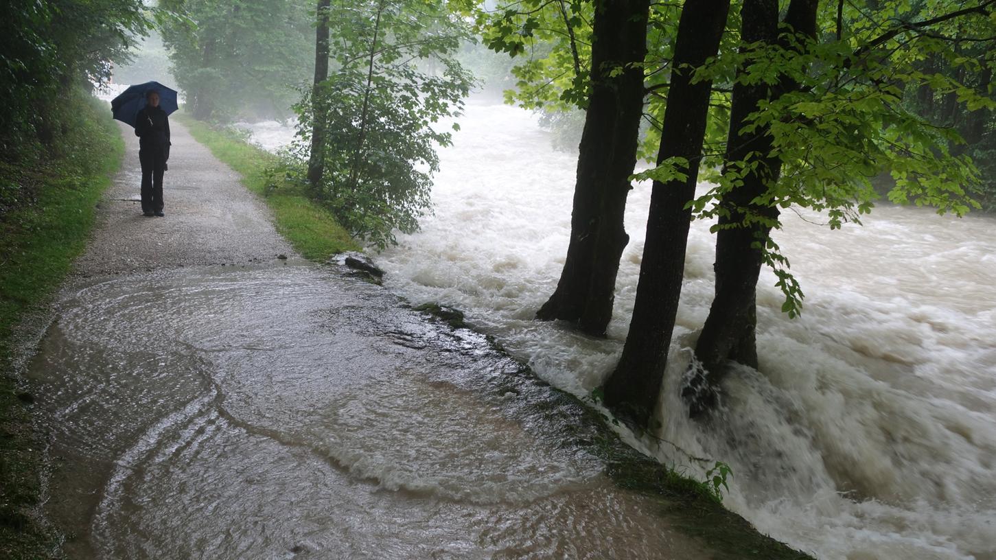 Unwetter in Südbayern: Überflutete Straßen, strömender Regen 