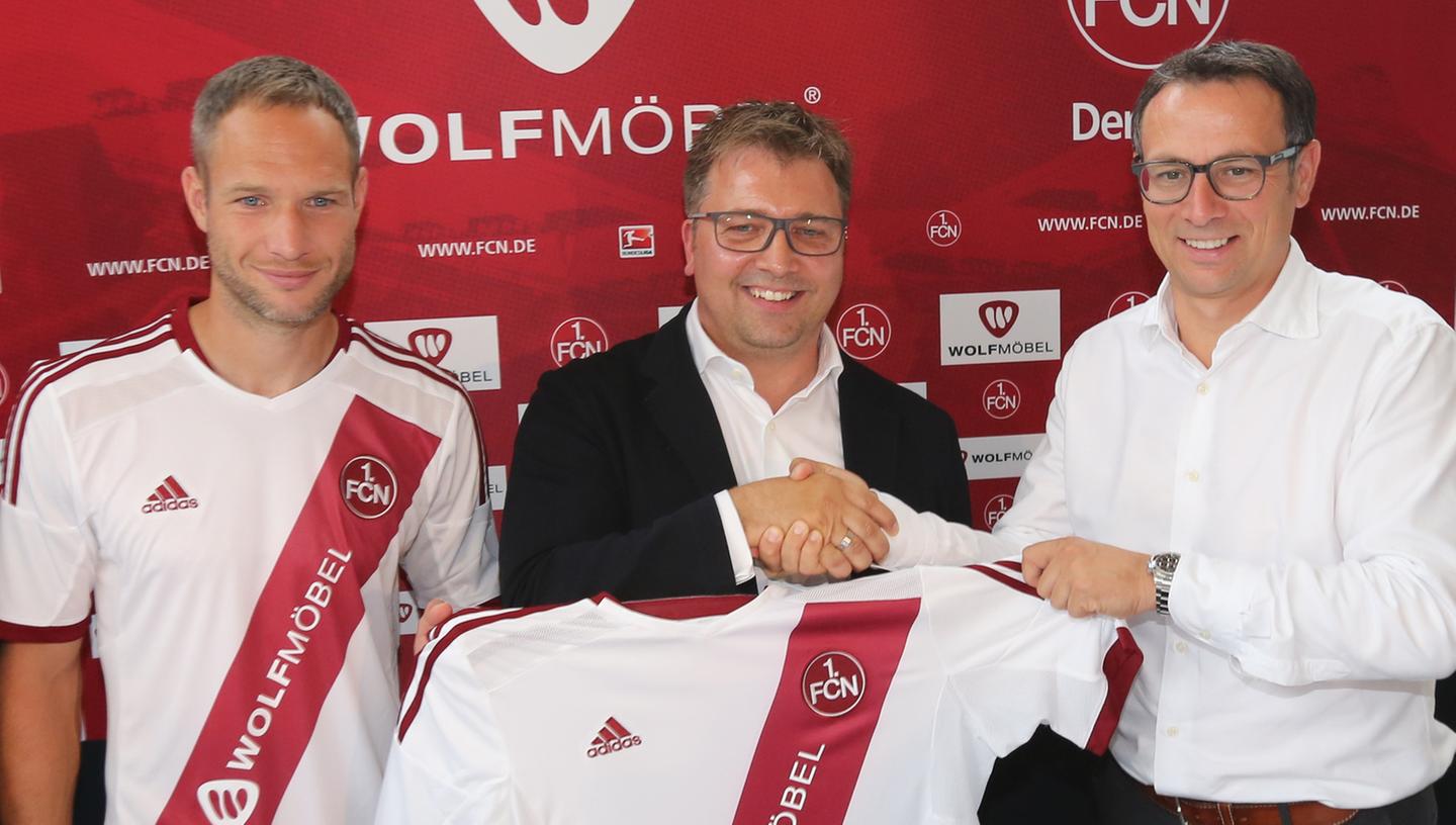 Bild aus glücklichen Tagen: Markus Wolf (Mitte) und Martin Bader beglückwünschen sich gegenseitig zum neuen Trikotsponsoring-Deal. Kapitän Jan Polak spielt das Model.