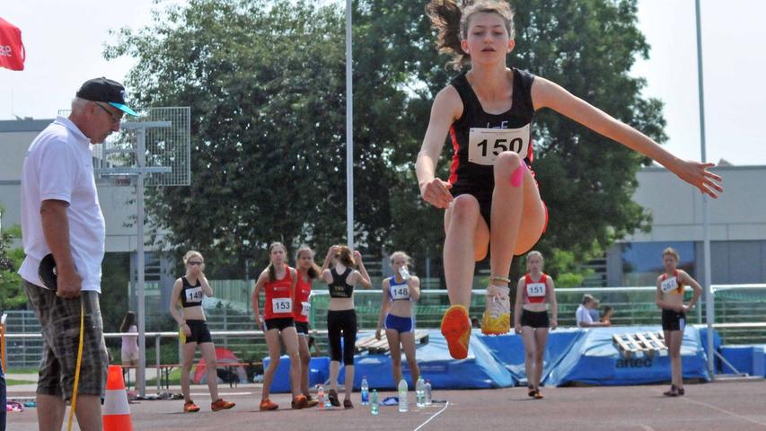 Leichtathletik-Bezirksmeisterschaft: Die Jugend beim Laufen, Springen, Werfen