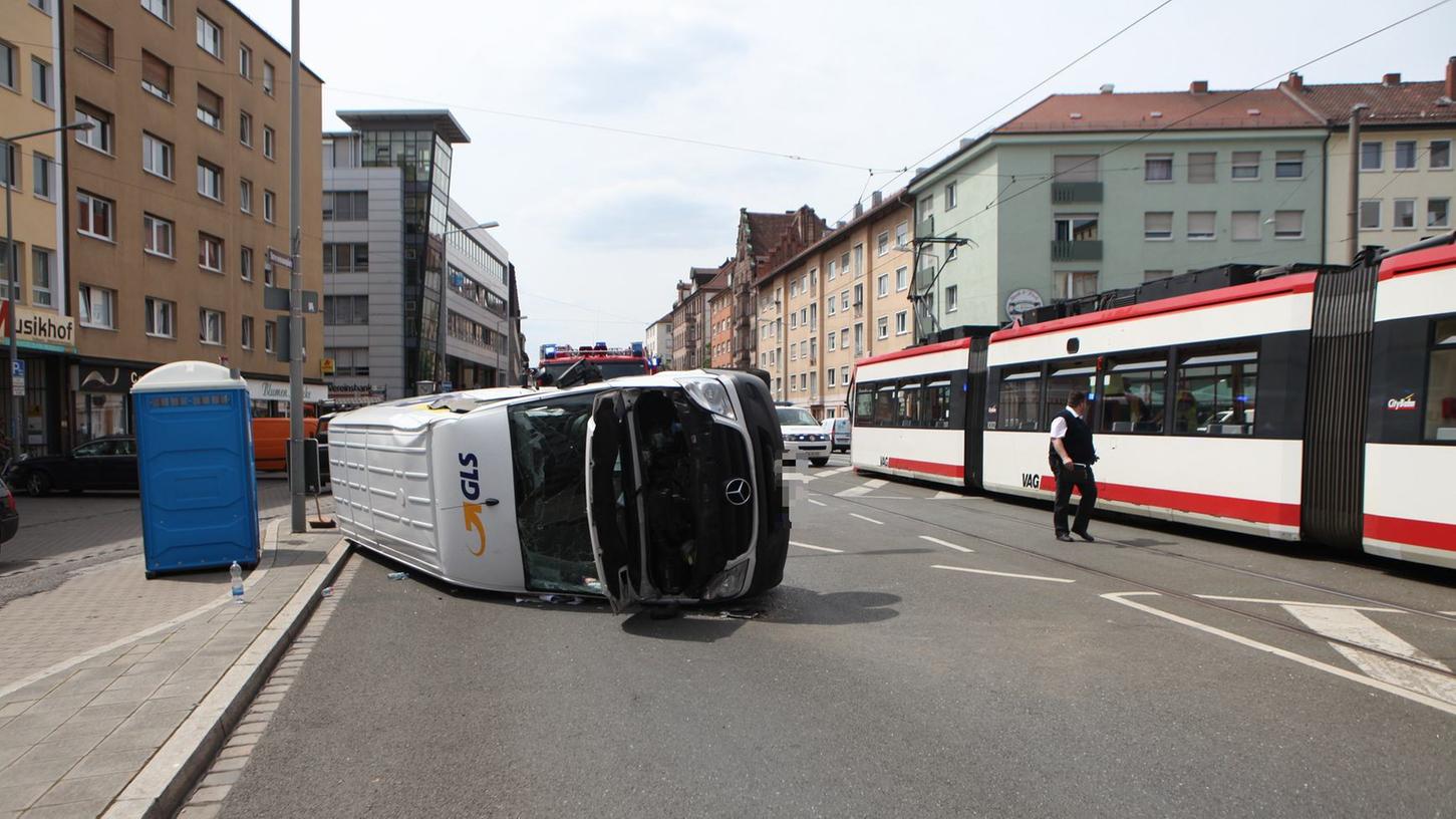 Der Transporter kippte nach dem Zusammenstoß mit der Straßenbahn auf die Seite.