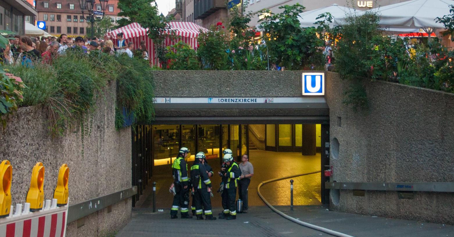 Die Feuerwehr riegelt die U-Bahn-Station Lorenzkirche am Freitagabend ab.