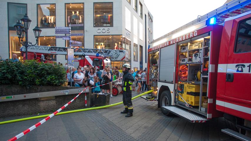 Zwei Löschzüge mit insgesamt acht Feuerwehrfahrzeuge rückten gegen 20.40 Uhr an, ...