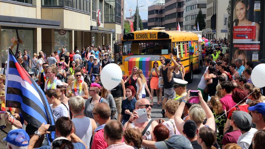...rund 1000 Homosexuelle samt Unterstützern bei der örtlichen Parade des Christopher-Street-Day für Gleichberechtigung.