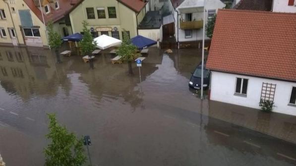 In Ansbach wurden durch den Starkregen mehrere Straßen überschwemmt.