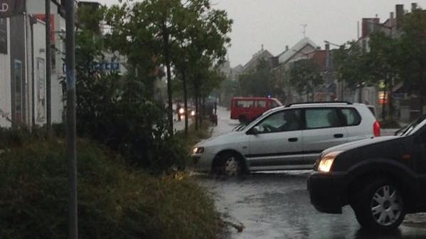 Im Fürther Stadtteil Poppenreuth standen die Straßen unter Wasser,...