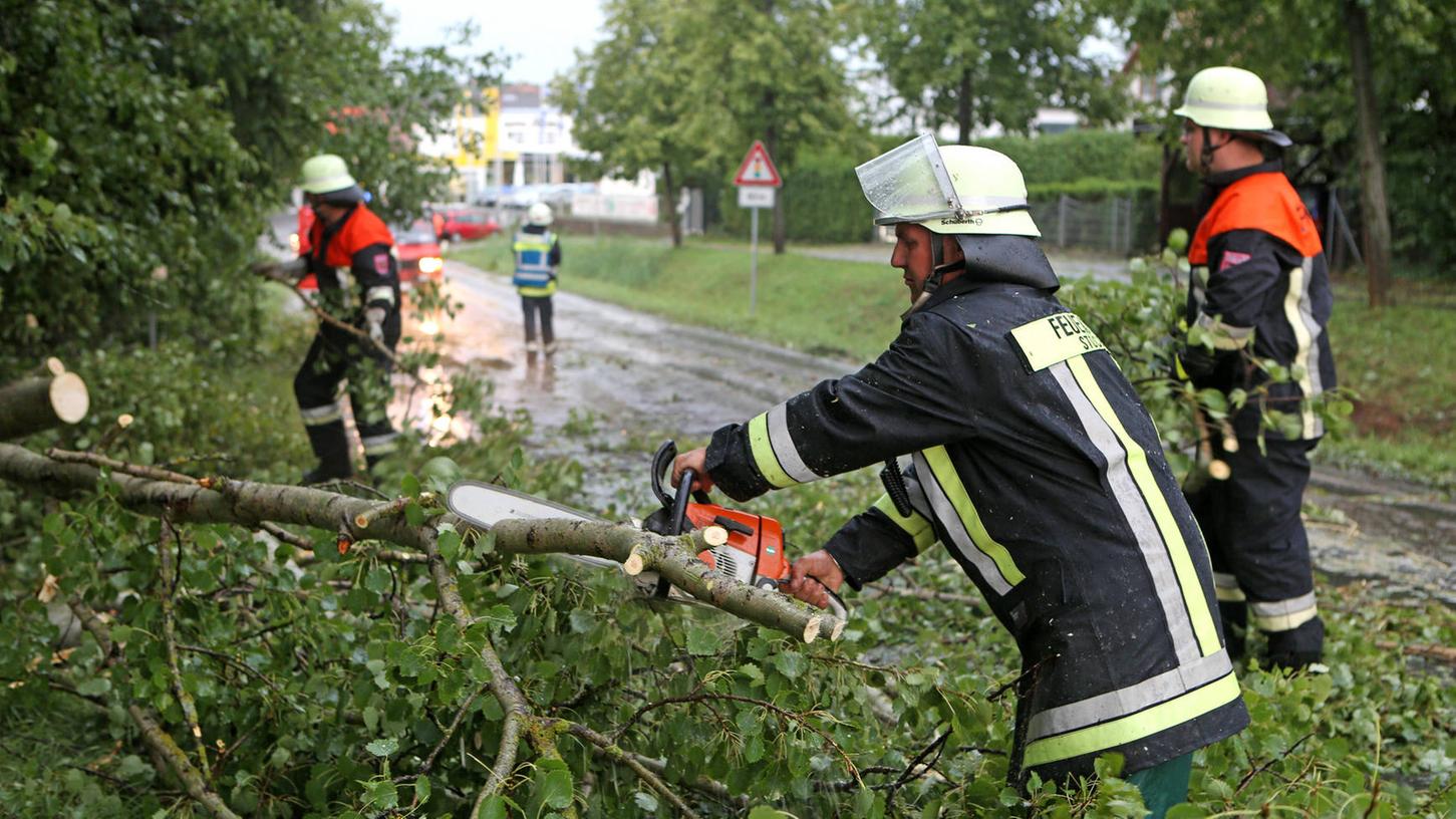 Das schwere Unwetter zog auch über Neunkirchen am Brand, dabei wurden zahlreiche Bäume entwurzelt, Häuser abgedeckt und Keller liefen mit Wasser voll.