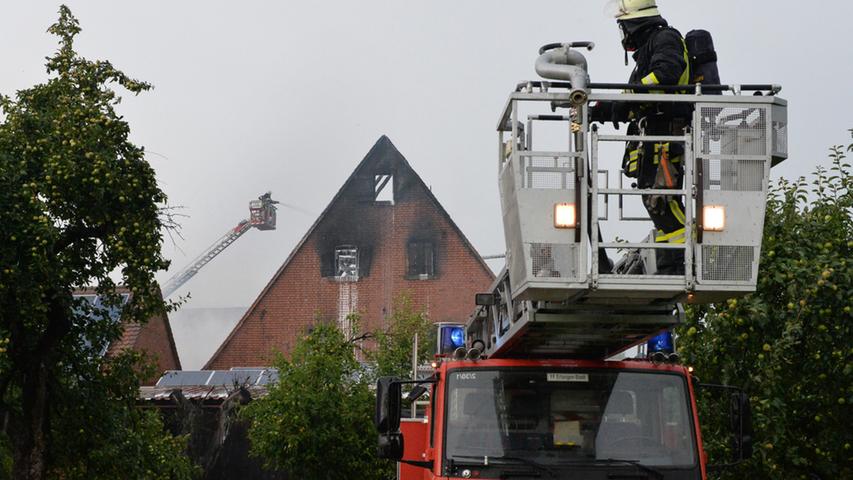 Blitzeinschlag: Historische Scheune bei Erlangen brennt aus