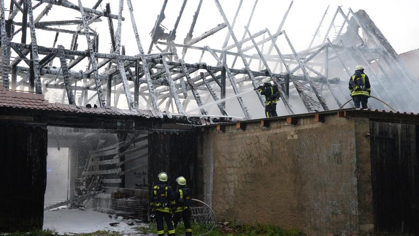 Blitzeinschlag: Historische Scheune bei Erlangen brennt aus