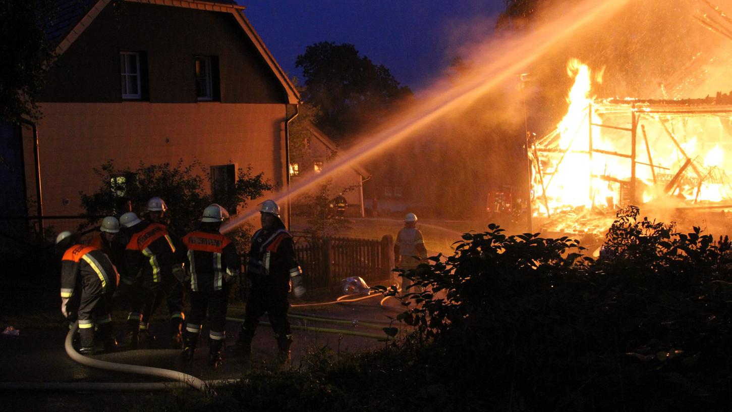 Etliche Feuerwehrleute bekämpften die Flammen, die aus einer Scheune bei Schwarzenbach am Wald schlugen.