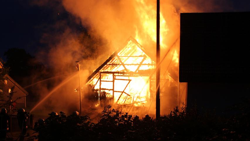 Schwarzenbach: Blitz löst Großbrand aus - Scheune vernichtet