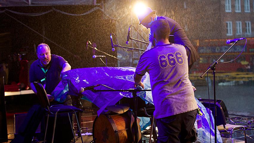 So auch der Auftritt der Hudaki Village Band aus der Ukraine, der schon kurz nach Beginn durch den Regen ein jähes Ende fand.