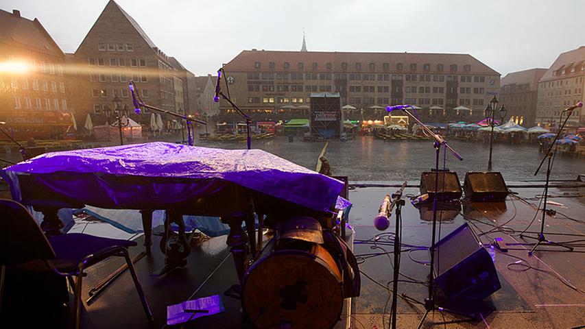 Am Samstagnachmittag fegte ein hefitges Gewitter über das Bardentreffen hinweg. Einige Konzerte mussten deshalb unterbrochen werden.