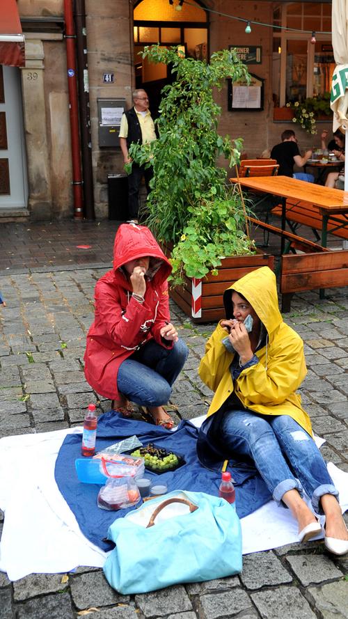 Motiv: Protestaktion zum abgesagten Weinfest: Picknick in der  Gustavstraße..Foto: Mark Johnston