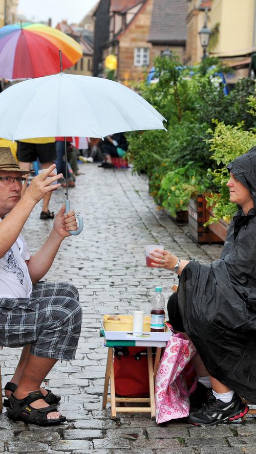 Motiv: Protestaktion zum abgesagten Weinfest: Picknick in der  Gustavstraße..Foto: Mark Johnston