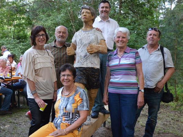 Neue Skulpturen am Kunstweg: „Waldläuferin“ und „Eisenhaus“
