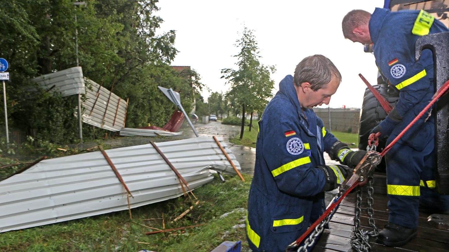 Sturm deckt Dächer im Kreis Forchheim ab