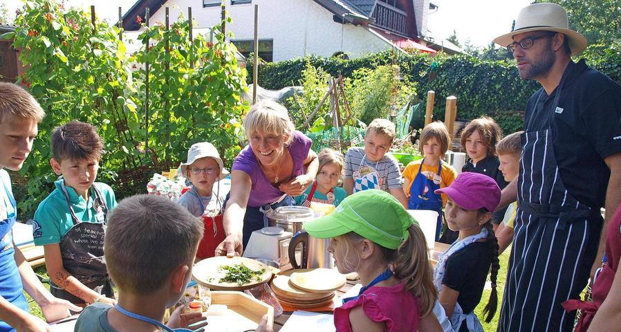 Es ist nicht alles Unkraut, was am Wegesrand wächst. Dies erfuhren die Ferienkindern beim gemeinsamen Kochen mit Roths Bürgermeister Ralph Edelhäußer.