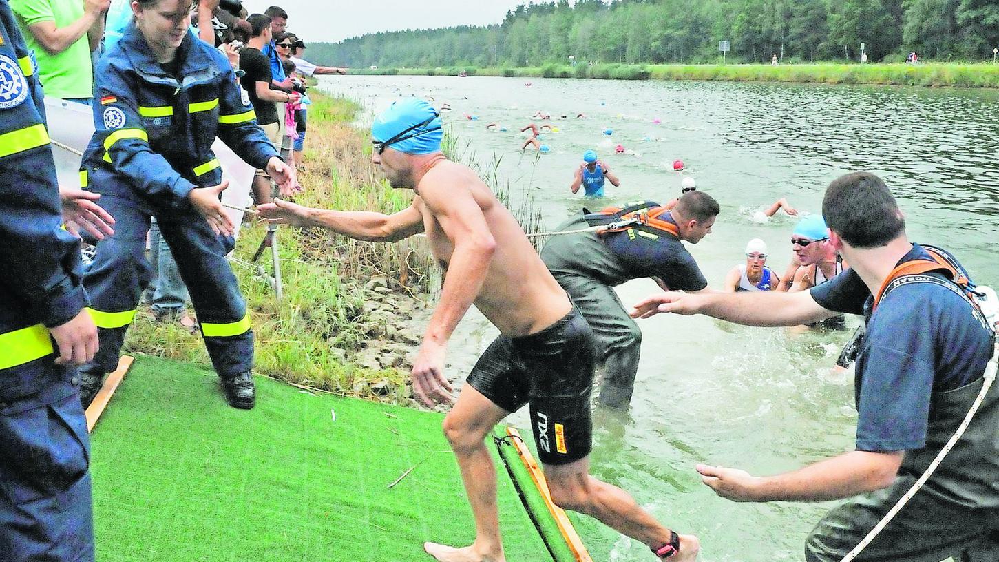 Das Technische Hilfswerk Erlangen half den Triathleten aus dem Wasser und sorgte dafür, dass es keinen „Stau“ am Ausstieg gab. Das Technische Hilfswerk Erlangen half den Triathleten aus dem Wasser und sorgte dafür, dass es keinen „Stau“ am Ausstieg gab.