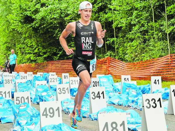 Mit einem dynamischen Antritt ging Kurztriathlonsieger Tobias Heining vom TSV Altenfurt (linkes Bild) auf die Laufstrecke. Schnell hatte er darum den bis dato führenden Marcus Schattner (TSV 08 Roth) eingeholt.
Mit einem dynamischen Antritt ging Kurztriathlonsieger Tobias Heining vom TSV Altenfurt (linkes Bild) auf die Laufstrecke. Schnell hatte er darum den bis dato führenden Marcus Schattner (TSV 08 Roth) eingeholt.