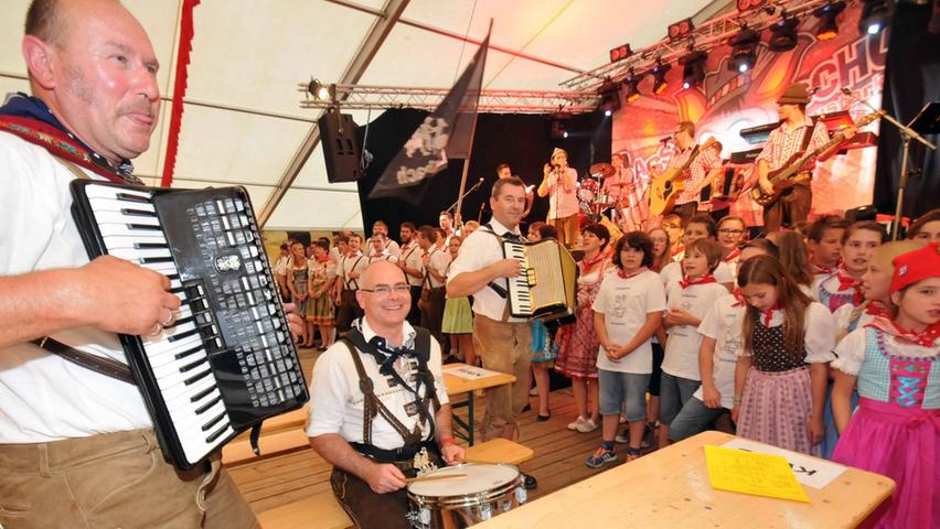 Kirchweihauftakt in Limbach: Glänzende Stimmung im vollen Zelt
