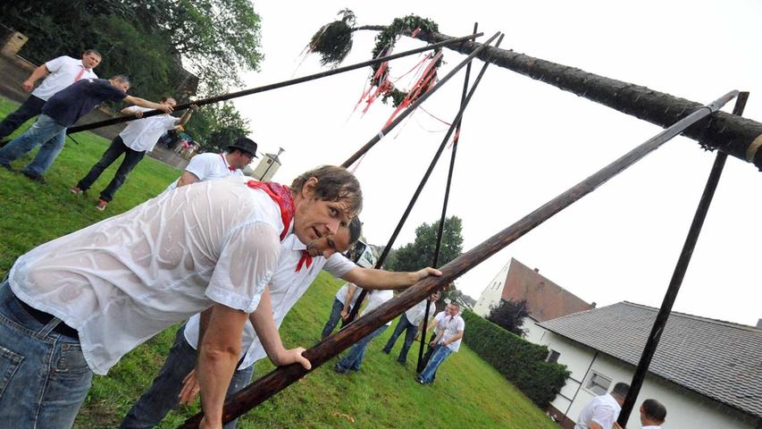 Kärwaboum trotzten schlechtem Wetter beim Baumaufstellen