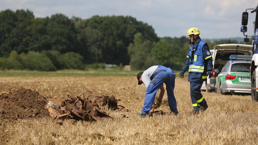 Der Landwirt informierte die Polizei in Schweinfurt, die gemeinsam mit dem Kampfmittelräumdienst die Fundstelle genauer untersuchte.