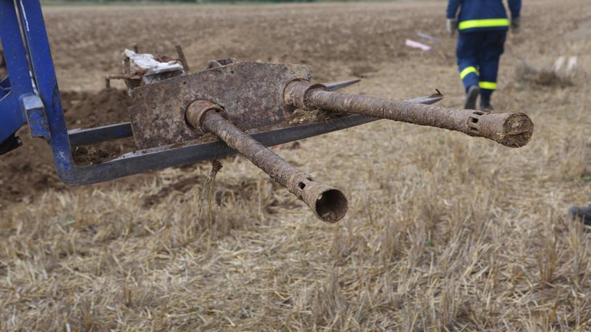 Einen ungewöhnlichen Fund hat ein Landwirt am Freitag beim Pflügen auf einem Acker nahe Schwebheim gemacht.