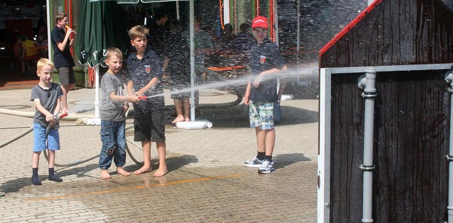 Beim Familientag der Freiwilligen Feuerwehr Thalmässing konnten die Mädchen und Jungen ihr Geschick an der Wasserspritze testen