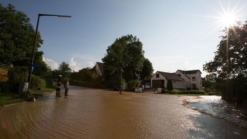 Links geht's zum Schützenheim, nach rechts fließt das Hochwasser ab.