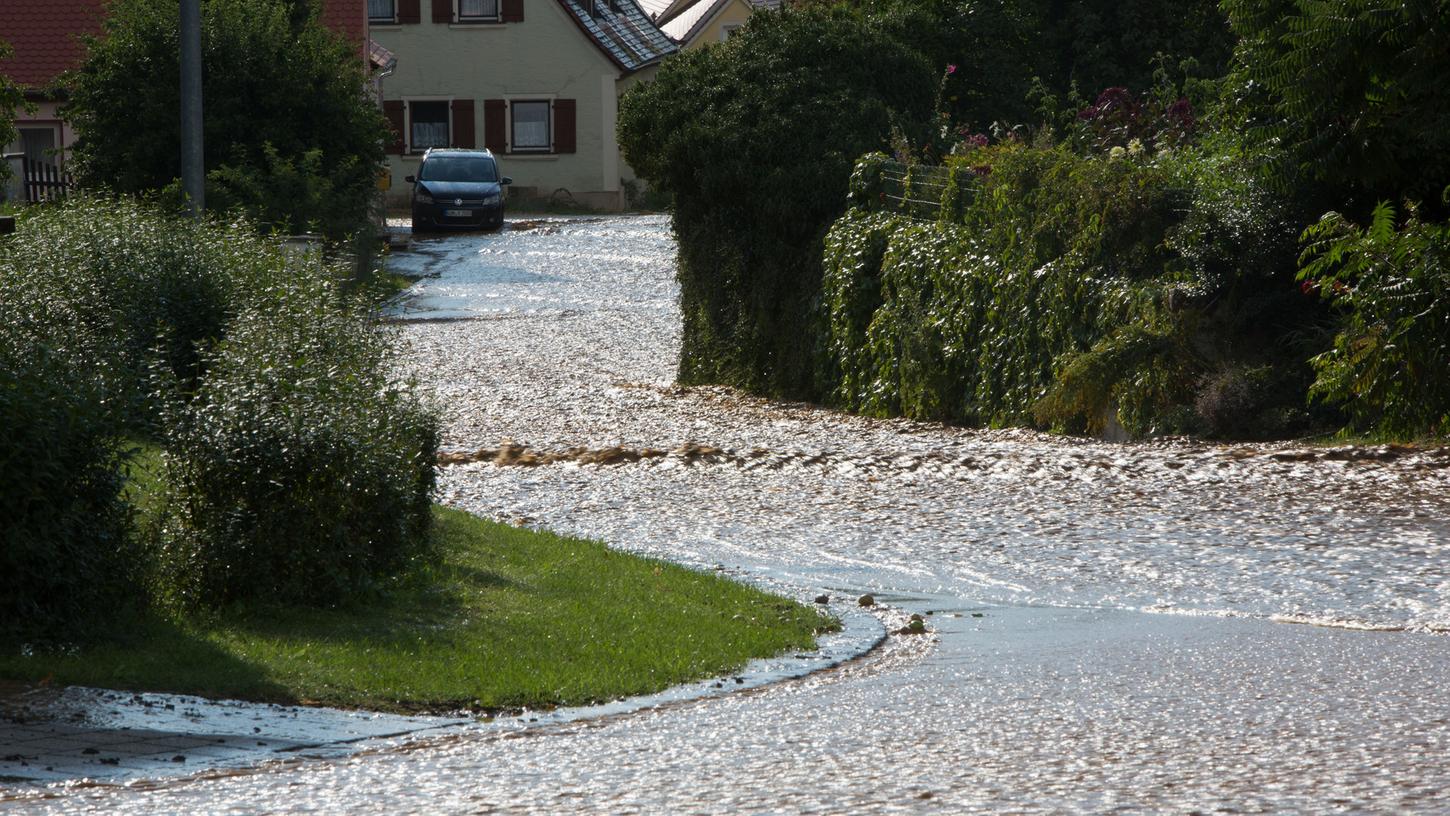 Rund 100 Liter Regen pro Quadratmeter fielen in einer knappen Dreiviertelstunde, Das war zu viel für den Abwasserkanal von Sammenheim.
