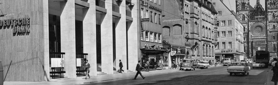 Die moderne Architektur des neuen Bankgebäudes in der Karolinenstraße überrascht die Nürnberger. Sie stellen fest: die klare Gliederung der Front verträgt sich auch mit der Lorenzkirche.Hier geht es zum Artikel: 6. August 1964: Fassade der Karolinenstraße im Blickfeld.