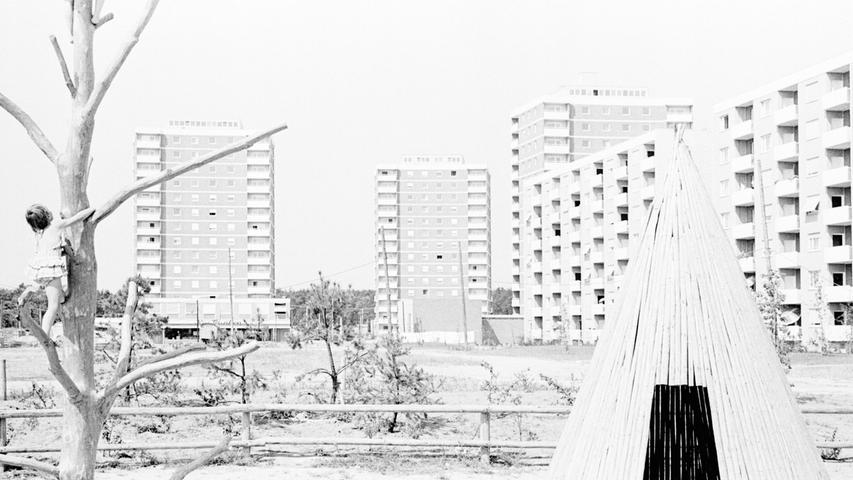 Einen imponierenden Anblick bietet die neue Wohnsiedlung in Reichelsdorf, deren Pläne dem Architekten Adolf Dunkel zu verdanken sind. Im Hintergrund sind die drei Hochhäuser zu erkennen. Vorn ein Spielplatz für die Kinder. Hier geht es zum Artikel: 7. August 1964: Die Hochhäuser von Reichelsdorf.