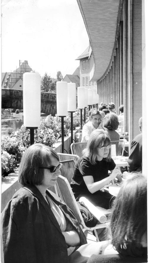 Anziehend wirkt besonders auf Teenager und Twens die luftige Passage zwischen Fleisch- und Museumsbrücke: neben ihnen plätschert die Pegnitz.Hier geht es zum Artikel: 8. August 1964: Neuer "Treff" zum Eis-Café ist die Straße.