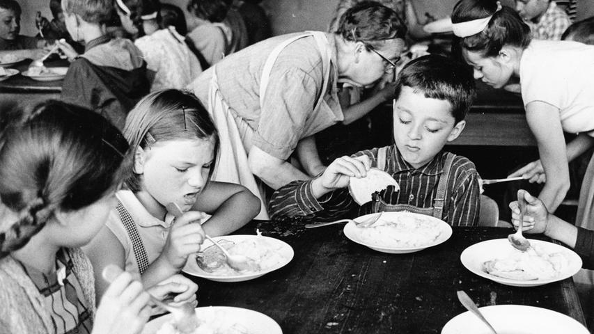 Spielen und Herumtollen macht hungrig: da muß man beim Mittagessen schon kräftig zulangen. Hier geht es zum Artikel: 9. August 1964: Frohe Kinder bei Spiel und Sport.