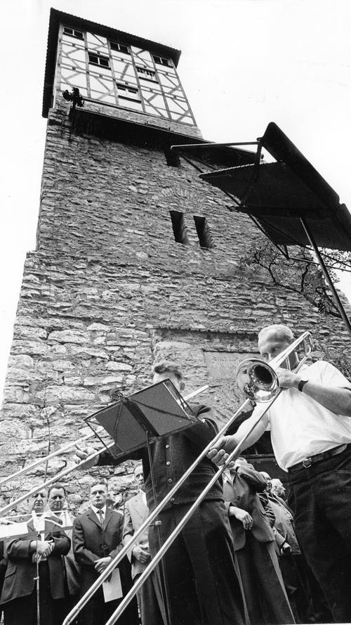 Alt ist der Sockel und neu der Aufbau: so präsentiert sich der Aussichtsturm auf dem Moritzberg, der am Sonntag feierlich wiedereingeweiht und für die Benutzung der vielen Bergfreunde freigegeben wird. Hier geht es zum Artikel: 10. August 1964: Eine schöne Aussicht.